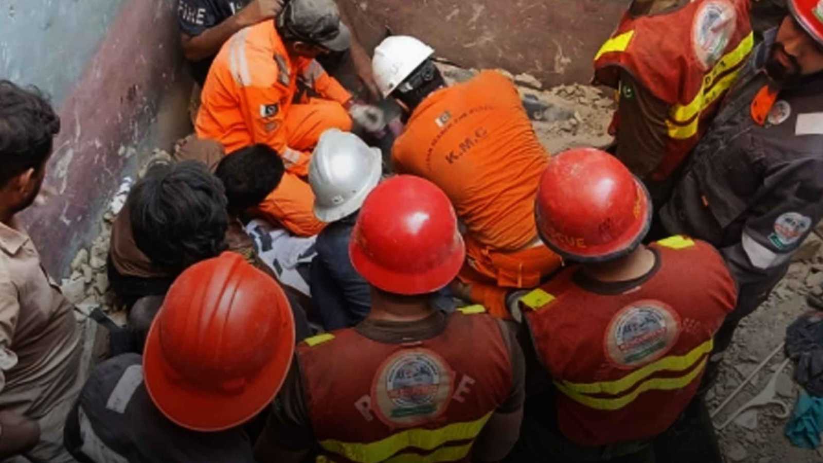 انفجار أسطوانة غاز في مبنى سكني من ثلاثة طوابق يودي بحياة 13 شخصًا بينهم أطفال ونساء، ويصيب أشخاص آخرين