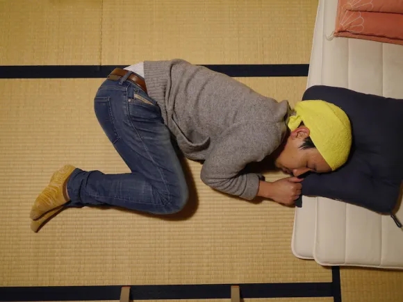 وضعية نوم شائعة قد تسبب تلفاً عصبياً دائماً