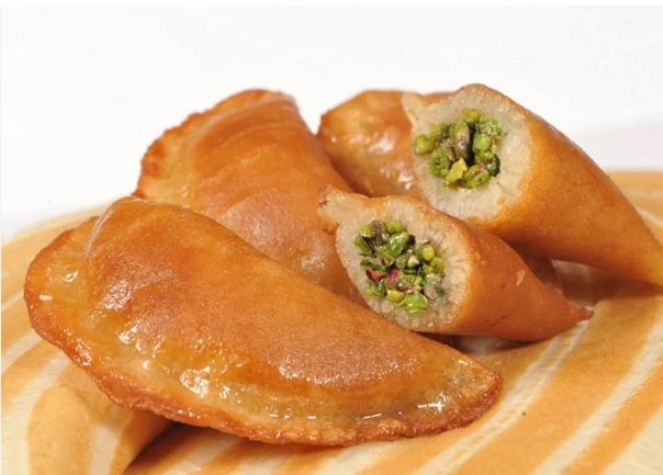 رائحة القطايف تُشعل الأسواق.. وإقبال كثيف قبل الإفطار